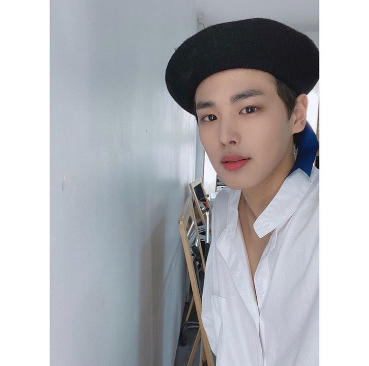 -byungchan selcas; a long but very necessary thread♡