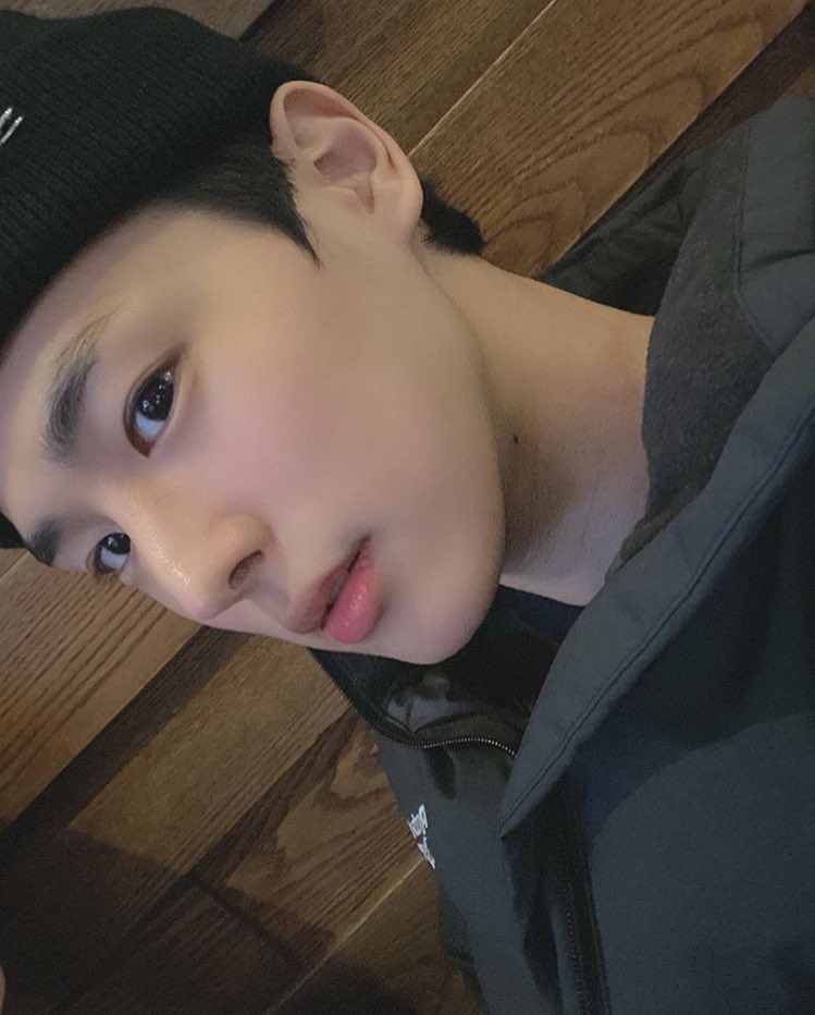 -byungchan selcas; a long but very necessary thread♡