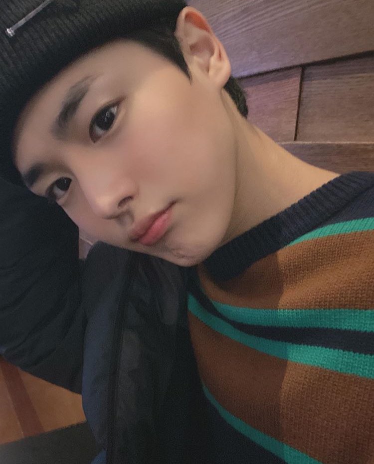 -byungchan selcas; a long but very necessary thread♡