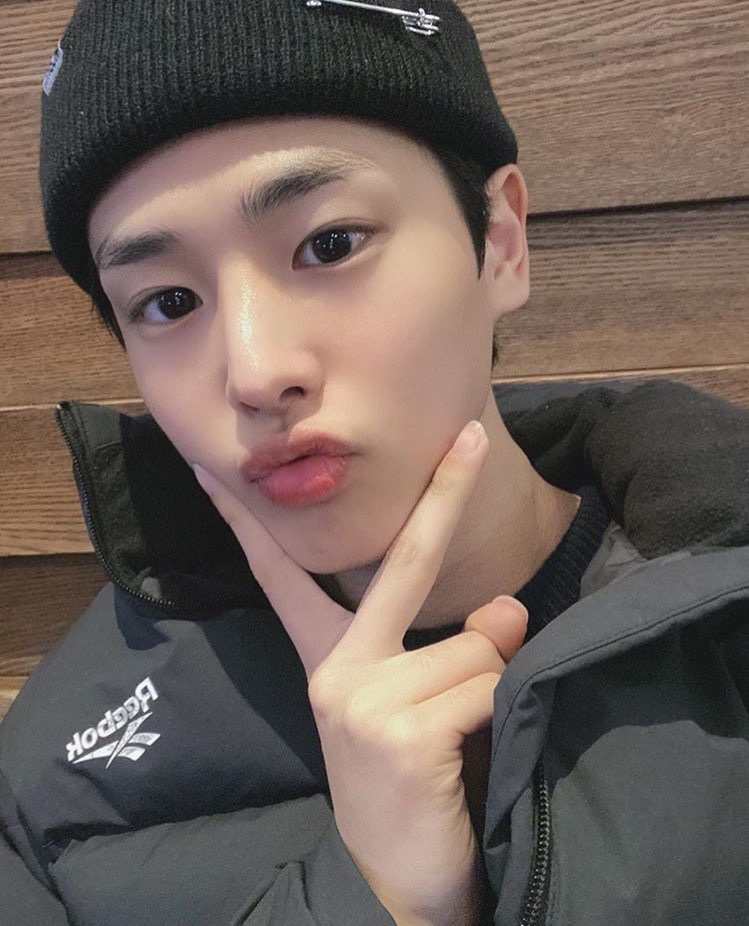 -byungchan selcas; a long but very necessary thread♡