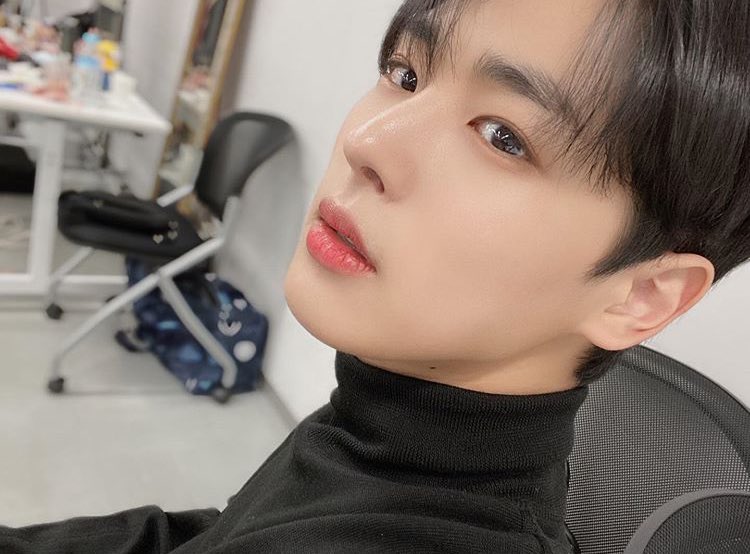 -byungchan selcas; a long but very necessary thread♡