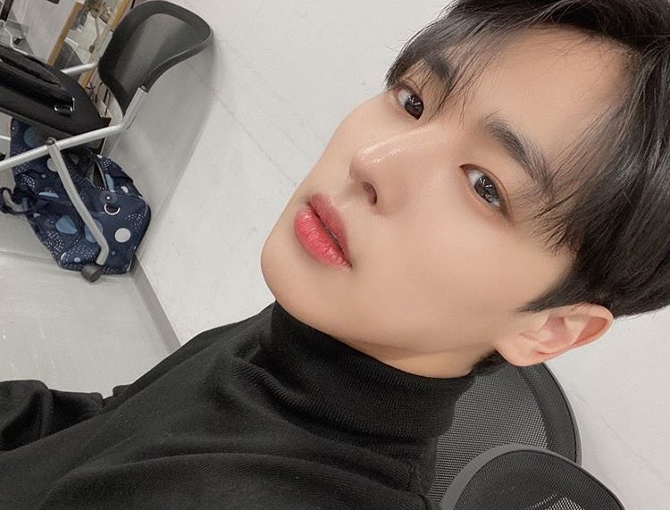 -byungchan selcas; a long but very necessary thread♡