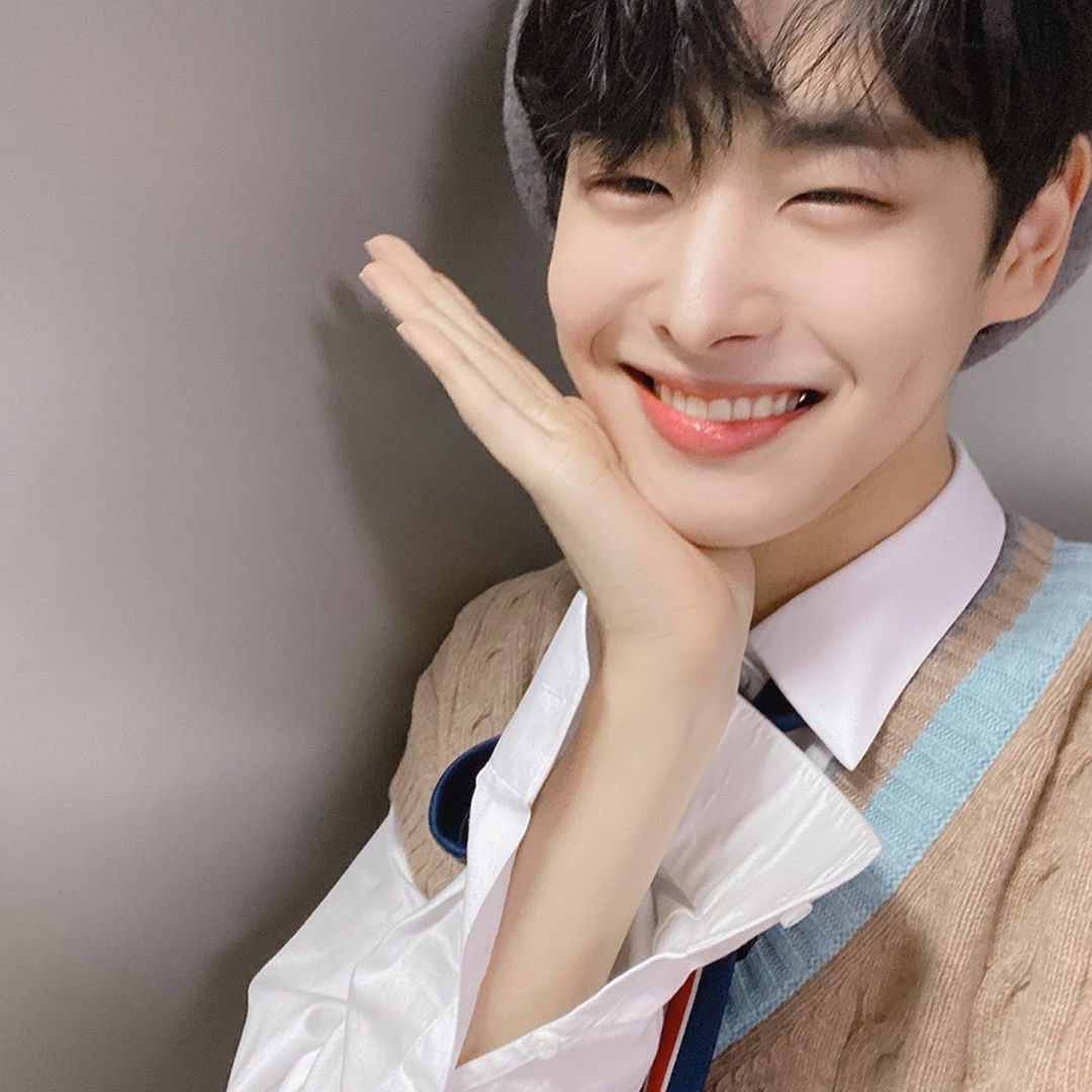 -byungchan selcas; a long but very necessary thread♡