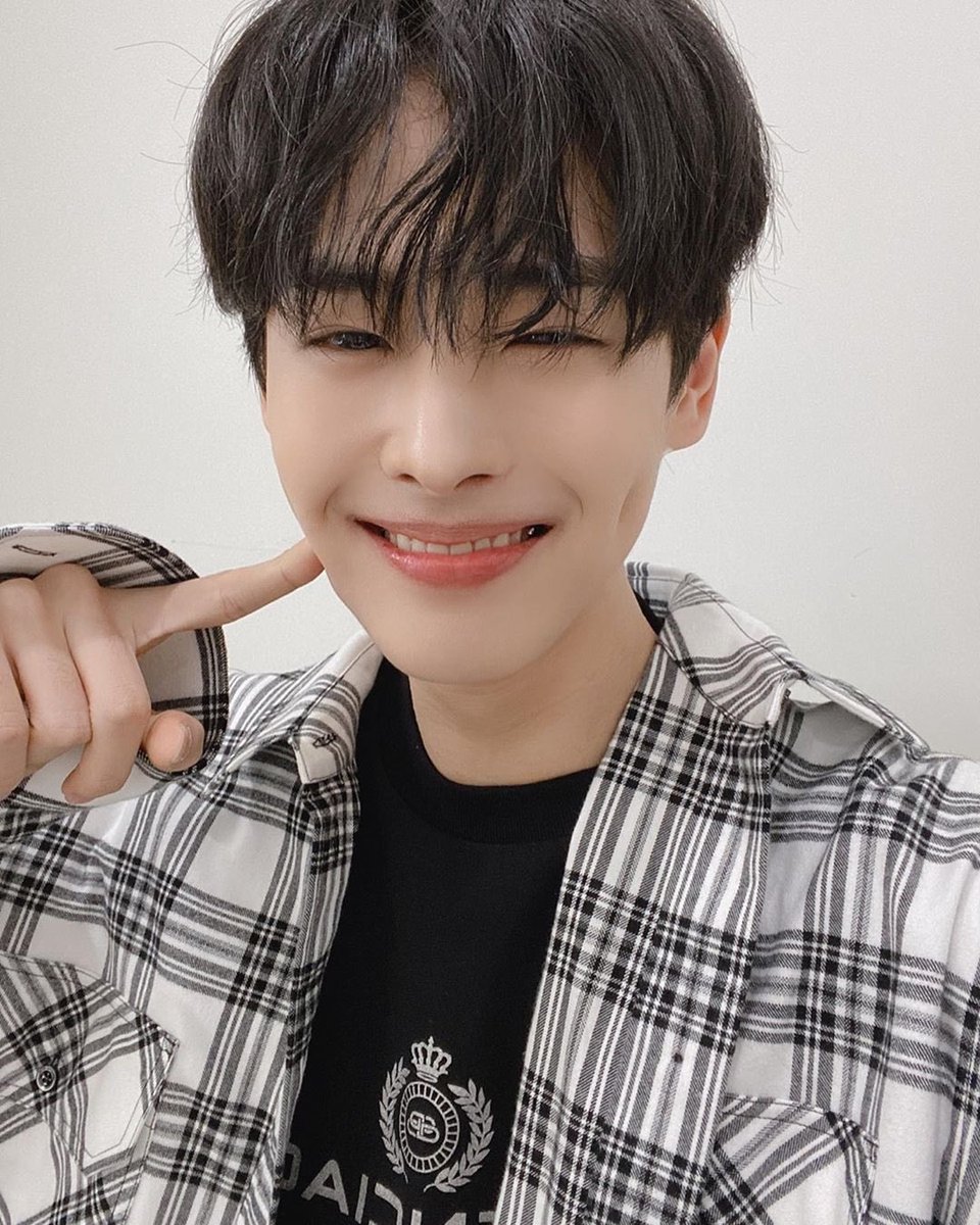 -byungchan selcas; a long but very necessary thread♡