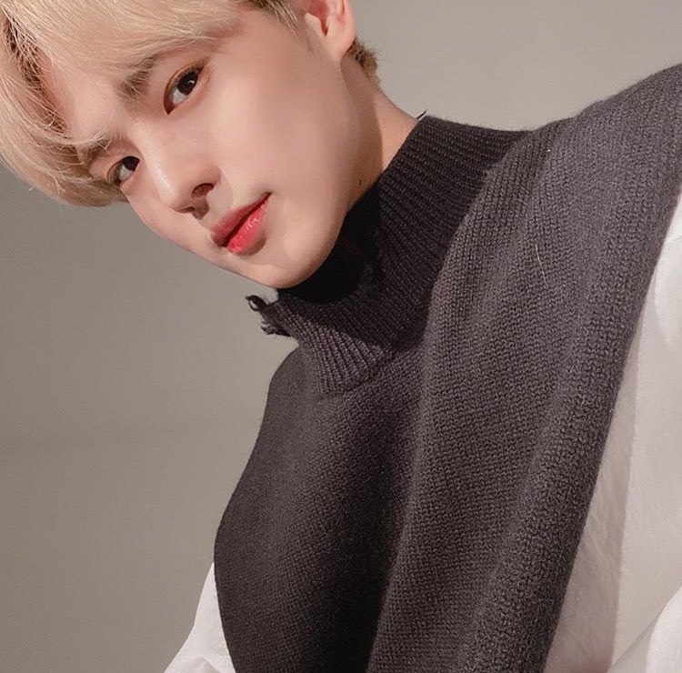 -byungchan selcas; a long but very necessary thread♡