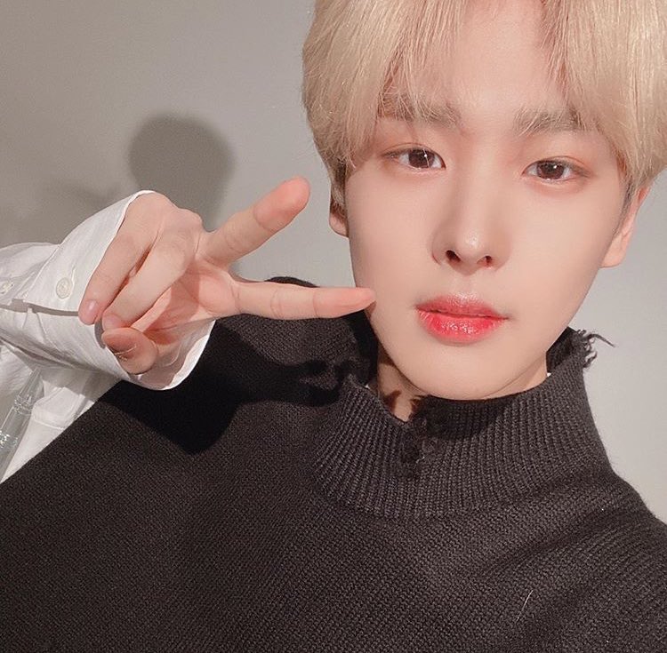 -byungchan selcas; a long but very necessary thread♡