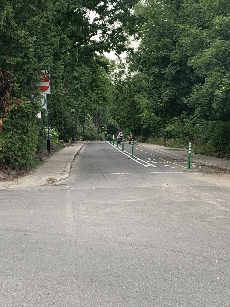 SteevePinard's tweet photo. @MTL_311 @SPVM nouvelle signalisation coin J-J-Gagnier et Gouin à Ahuntsic, trappe à ticket ou juste travaux mals pensés? Peut être dangereux... avant la piste cyclable, signalisation était au sol et autos passaient tout droit quand même... sera pire si n’est pas changé... https://t.co/WGPjLLgOgz