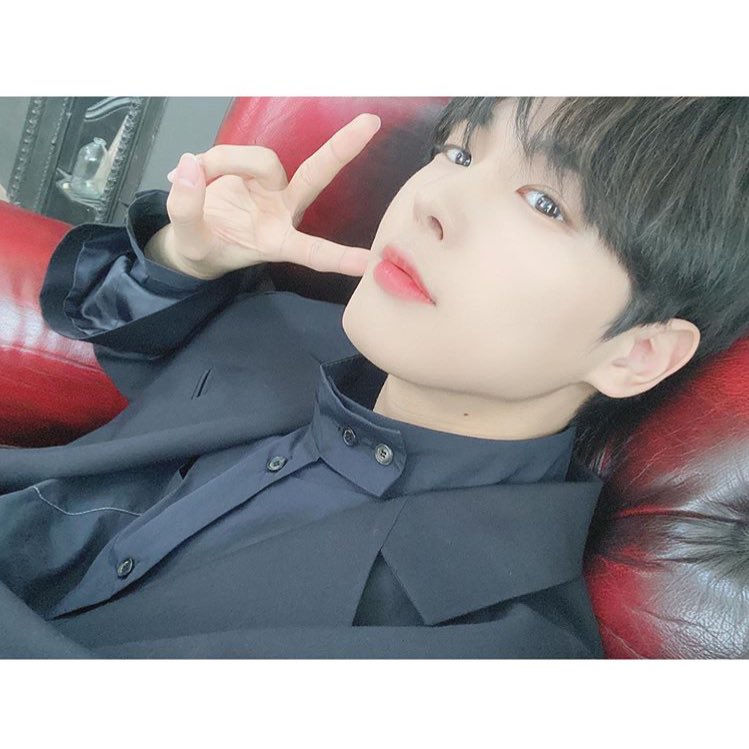 -byungchan selcas; a long but very necessary thread♡