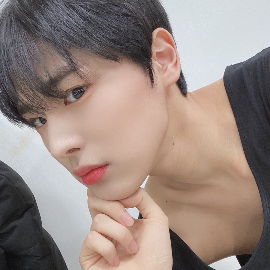 -byungchan selcas; a long but very necessary thread♡