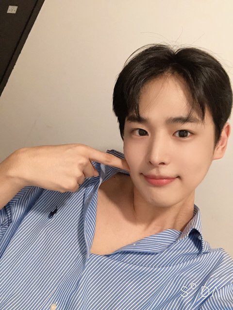 -byungchan selcas; a long but very necessary thread♡