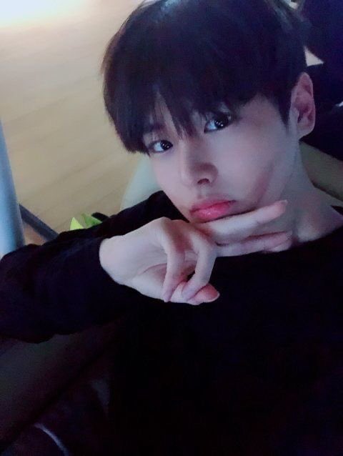 -byungchan selcas; a long but very necessary thread♡