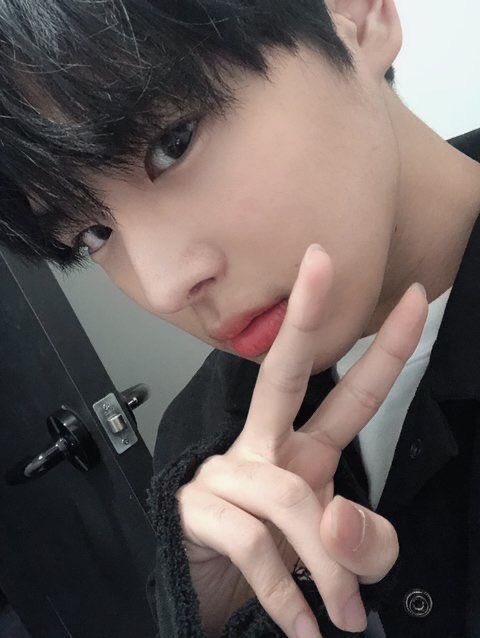 -byungchan selcas; a long but very necessary thread♡
