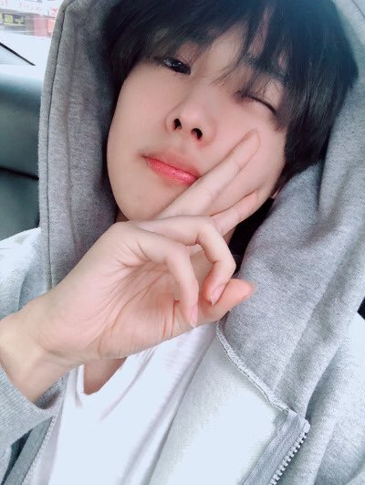 -byungchan selcas; a long but very necessary thread♡