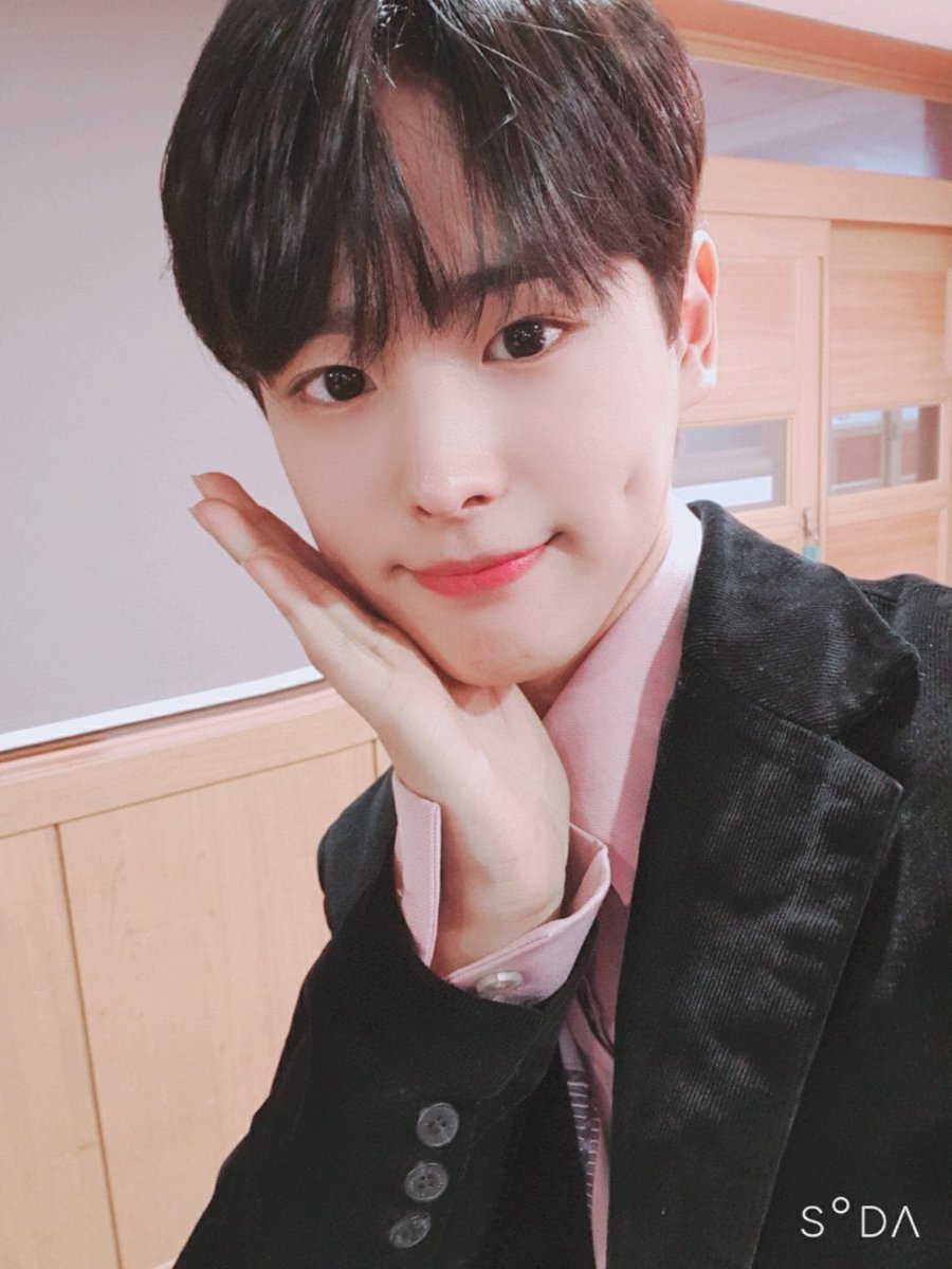 -byungchan selcas; a long but very necessary thread♡