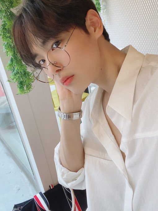 -byungchan selcas; a long but very necessary thread♡