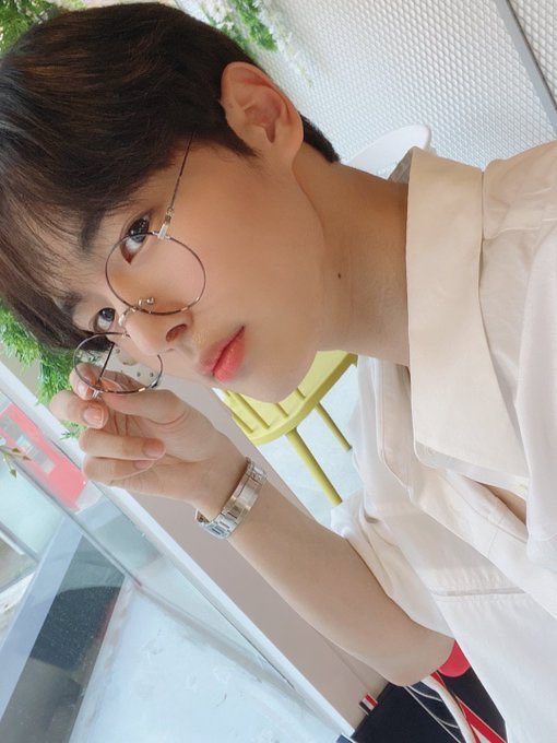 -byungchan selcas; a long but very necessary thread♡
