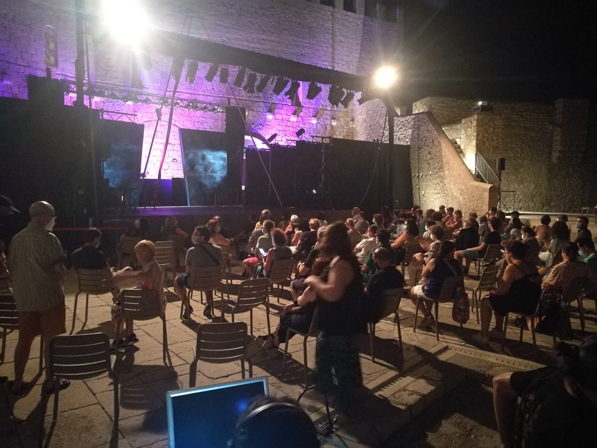 cemart_juntaex's tweet photo. Grandes aplausos anoche en el escenario del Festival de Teatro Clásico “Castillo de Peñíscola”, con @JuntaEx_Cultura, para la Obra “Hipólito”, @maltraviesoT y La Almena Producciones. Una interpretación genial y un mensaje extraordinario”, me dice Carles, Director del Festival https://t.co/cHS8fK2pIv