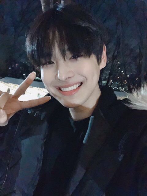 -byungchan selcas; a long but very necessary thread♡