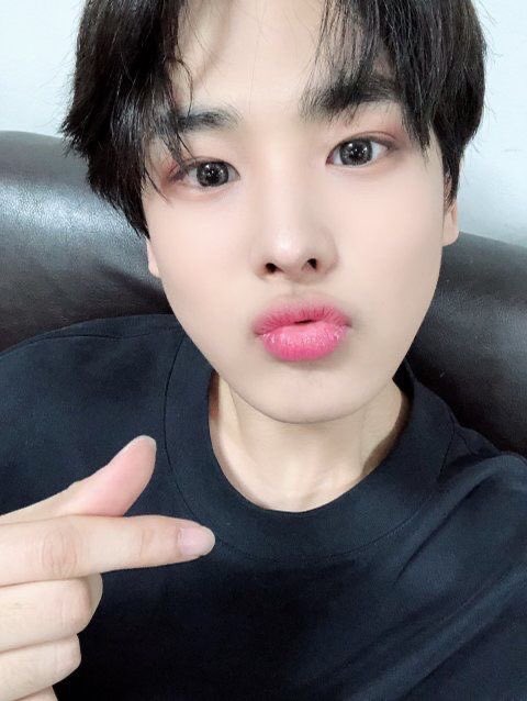-byungchan selcas; a long but very necessary thread♡