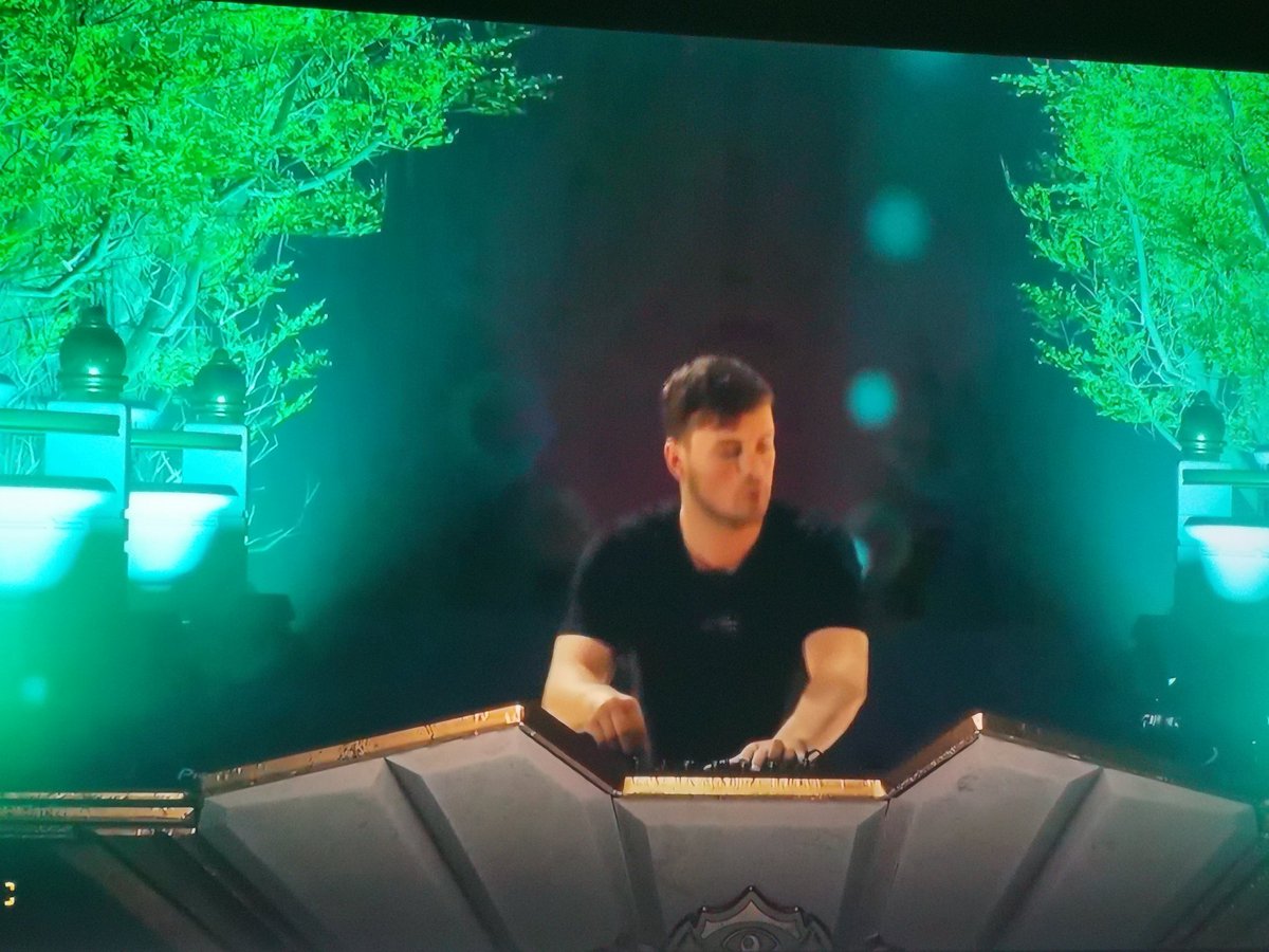 MikeD8090's tweet photo. And the closing with @MartinGarrix to the greatest event of #Tomorrowland2020 #Tomorrowland 😎😎 https://t.co/BNc5Dz10Ay