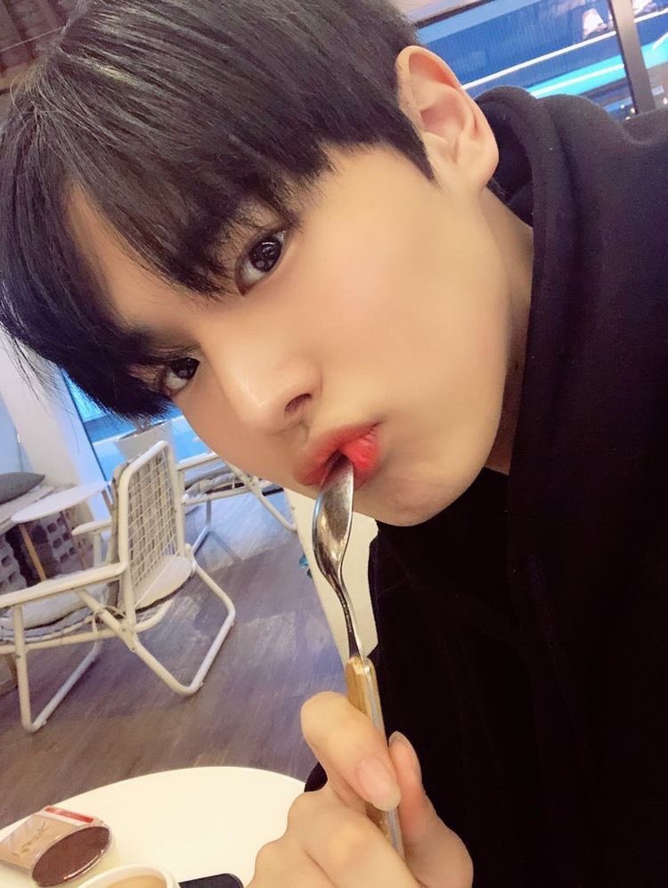 -byungchan selcas; a long but very necessary thread♡
