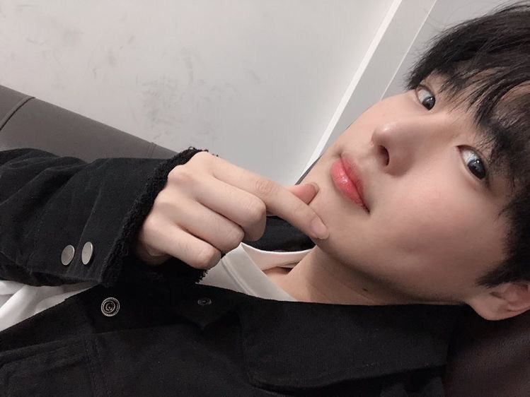 -byungchan selcas; a long but very necessary thread♡