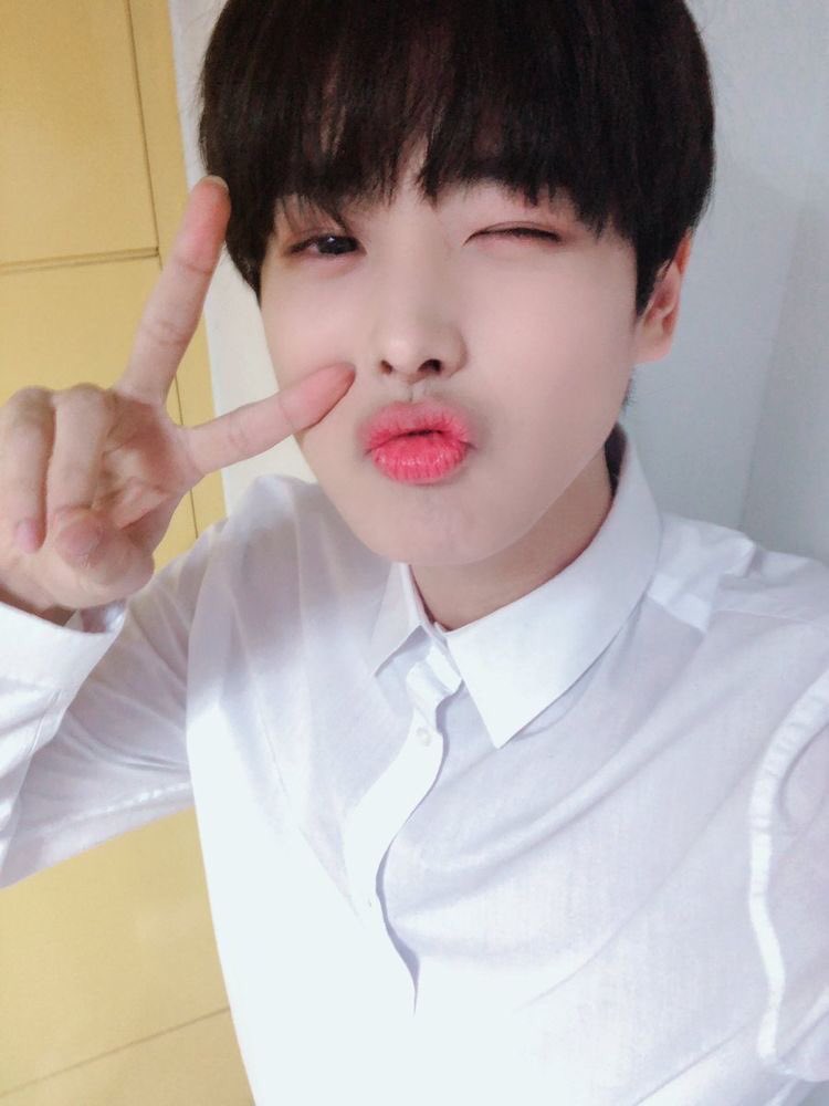 -byungchan selcas; a long but very necessary thread♡