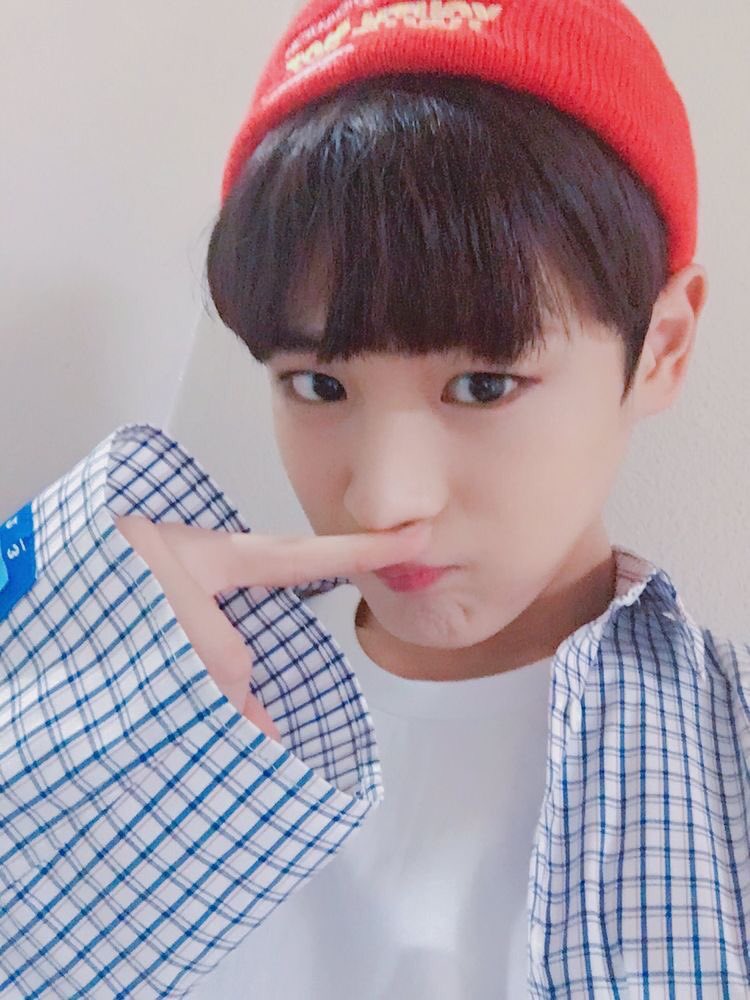 -byungchan selcas; a long but very necessary thread♡