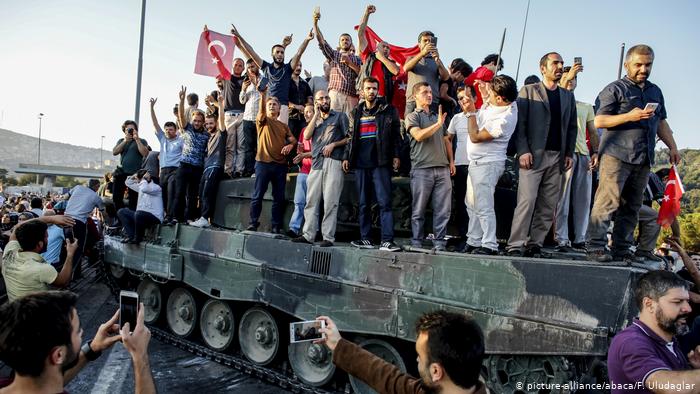 Dalam masa 24 jam, TC berjaya dilumpuhkan. Cubaan rampasan kuasa gagal. Tentera yang terlibat berjaya ditahan pada pagi esoknya.Seramai 250 orang awam terbunuh dalam tempoh tersebut kerana serangan oleh pihak TC yang menggunakan peluru hidup.