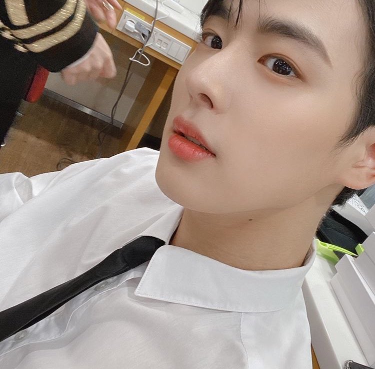 -byungchan selcas; a long but very necessary thread♡