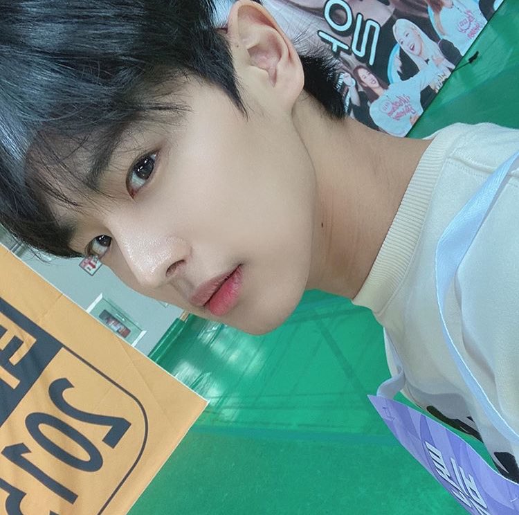 -byungchan selcas; a long but very necessary thread♡