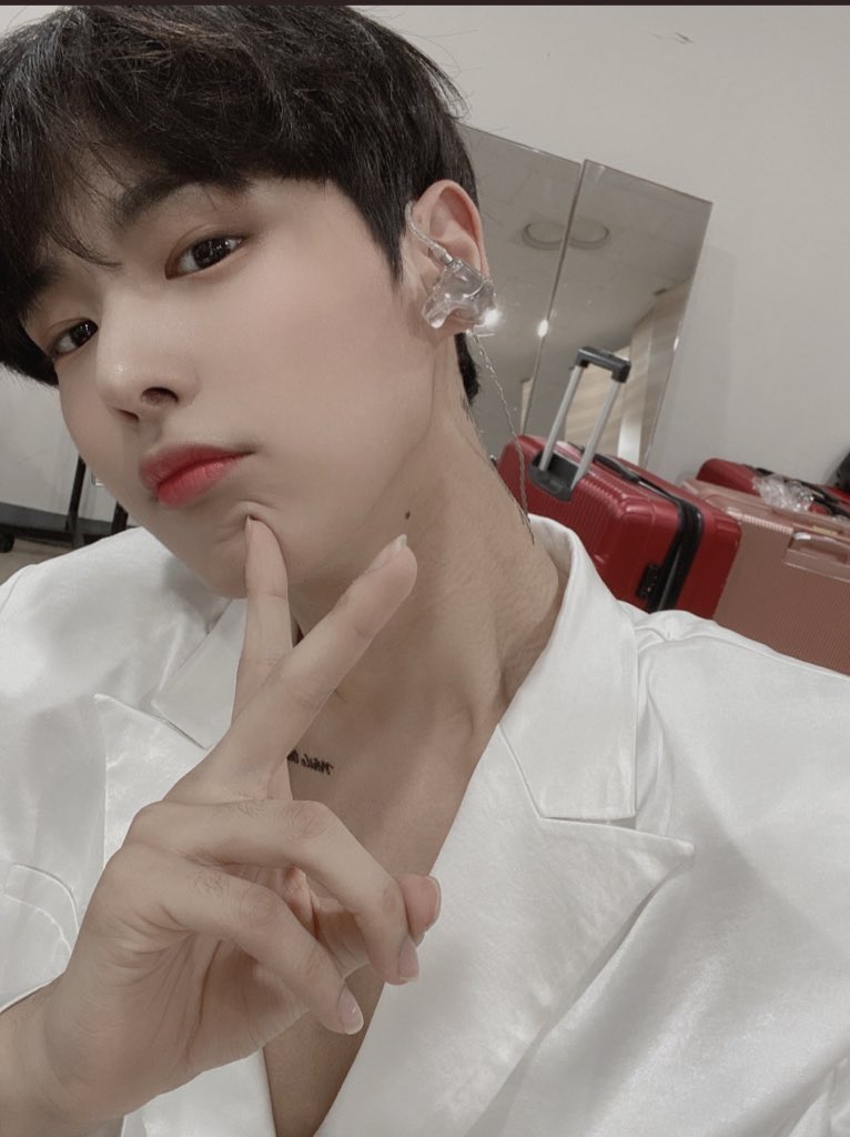 -byungchan selcas; a long but very necessary thread♡