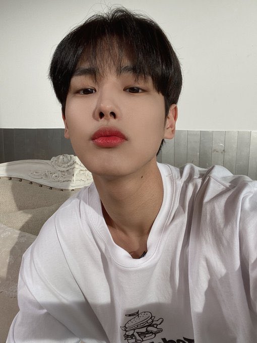 -byungchan selcas; a long but very necessary thread♡
