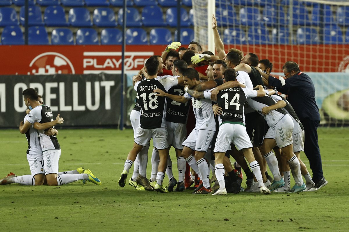 LaLiga's tweet photo. 🙌 𝑷𝑨𝑴 𝑷𝑨𝑴 𝑶𝑹𝑬𝑳𝑳𝑼𝑻! 🙌

Un EQUIPO. Una FAMILIA.

🖤🤍 @CD_Castellon 🖤🤍

#LaLigaSmartBank https://t.co/m4OLKpGHWr