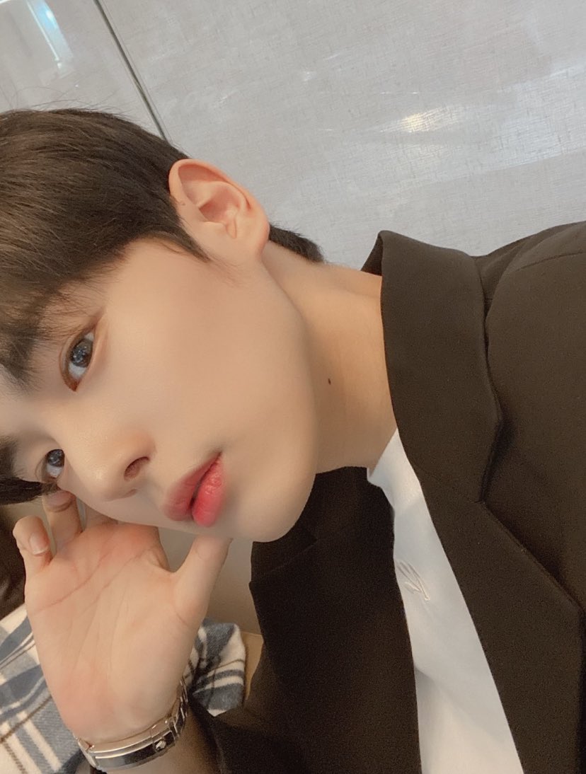-byungchan selcas; a long but very necessary thread♡