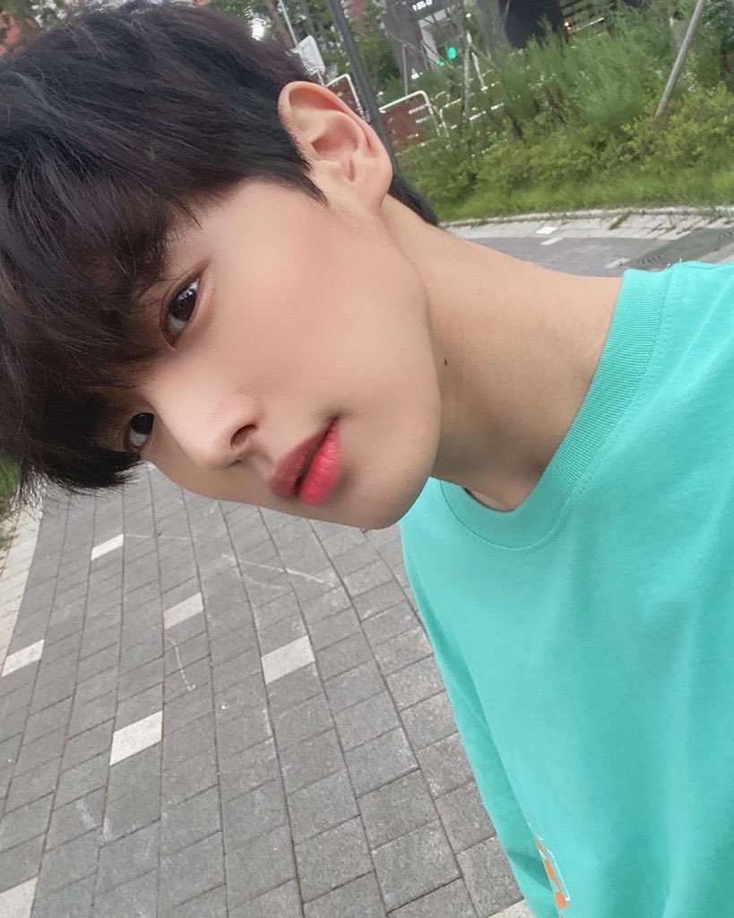 -byungchan selcas; a long but very necessary thread♡