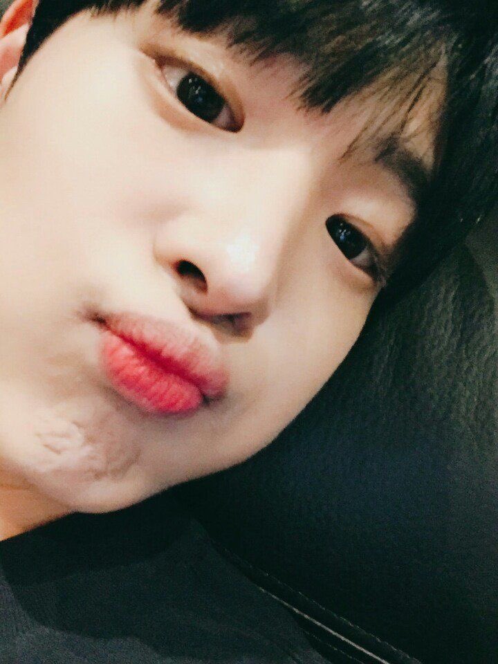 -byungchan selcas; a long but very necessary thread♡