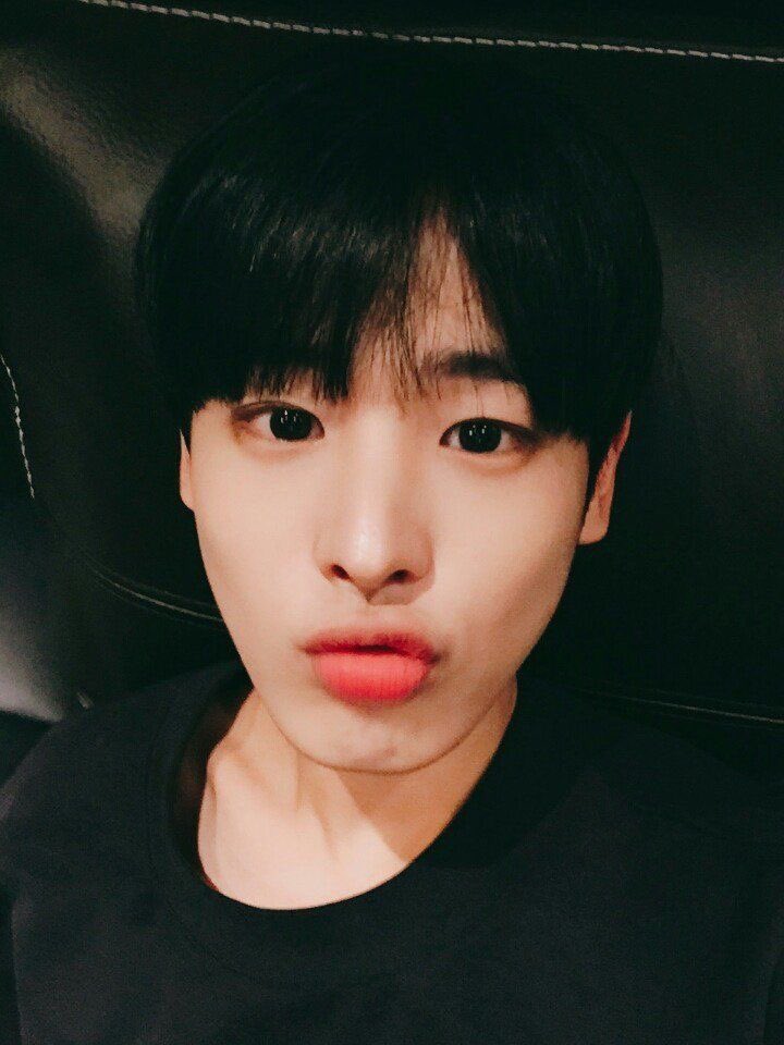 -byungchan selcas; a long but very necessary thread♡