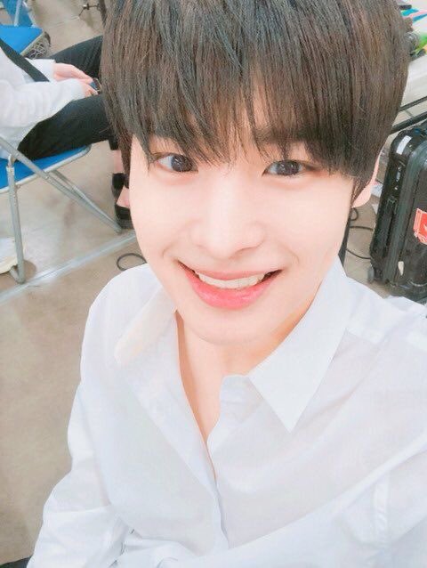 -byungchan selcas; a long but very necessary thread♡