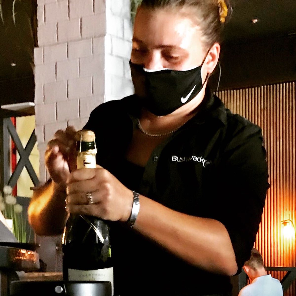 liverbird17's tweet photo. Our waitress was boss today. She never took that mask of once, she ran round like a blue arsed fly, got all the orders right, was chatty and I suspect she had a lovely smile behind that mask. #bushwacka #Torrevieja https://t.co/p9bHCpFOmA