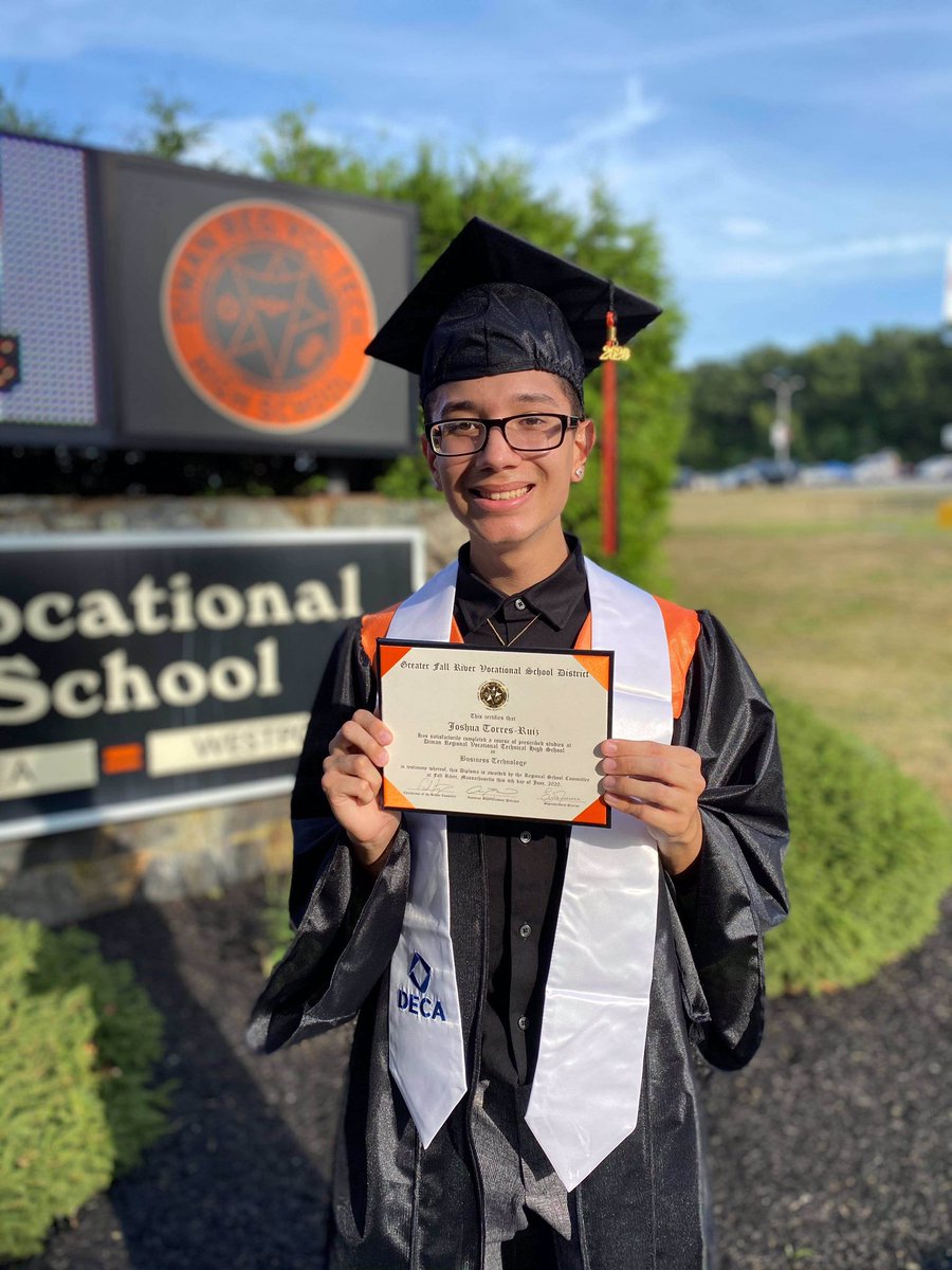 joshh_torress's tweet photo. Graduation Day 🤍🧡🖤 #Classof2020 #SEN20R https://t.co/YbeufrS4a6