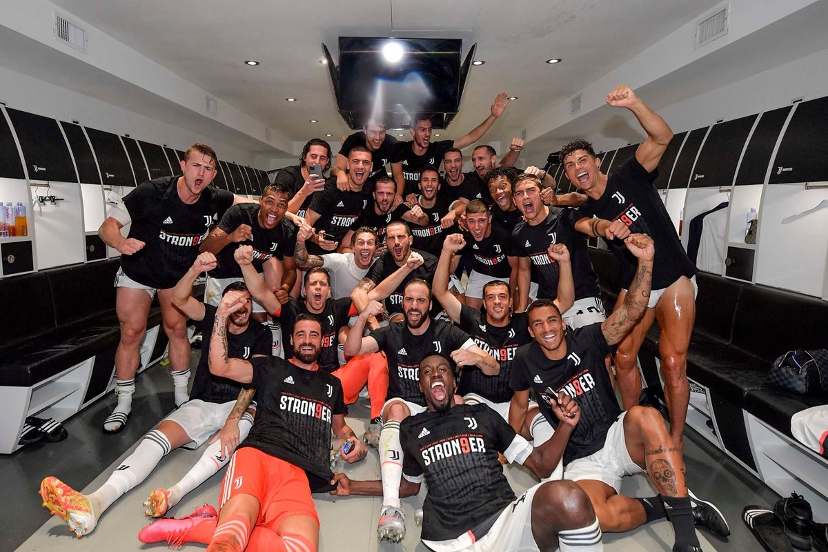 OnSideAr's tweet photo. 📸فرحة لاعبي اليوفي بلقب الدوري ؛ https://t.co/HYgoUehMrx