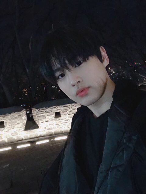 -byungchan selcas; a long but very necessary thread♡