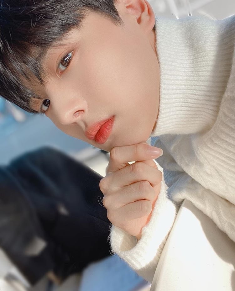 -byungchan selcas; a long but very necessary thread♡