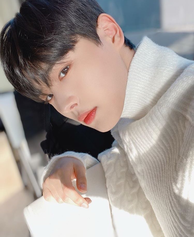 -byungchan selcas; a long but very necessary thread♡