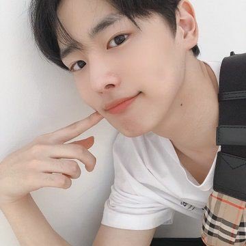 -byungchan selcas; a long but very necessary thread♡