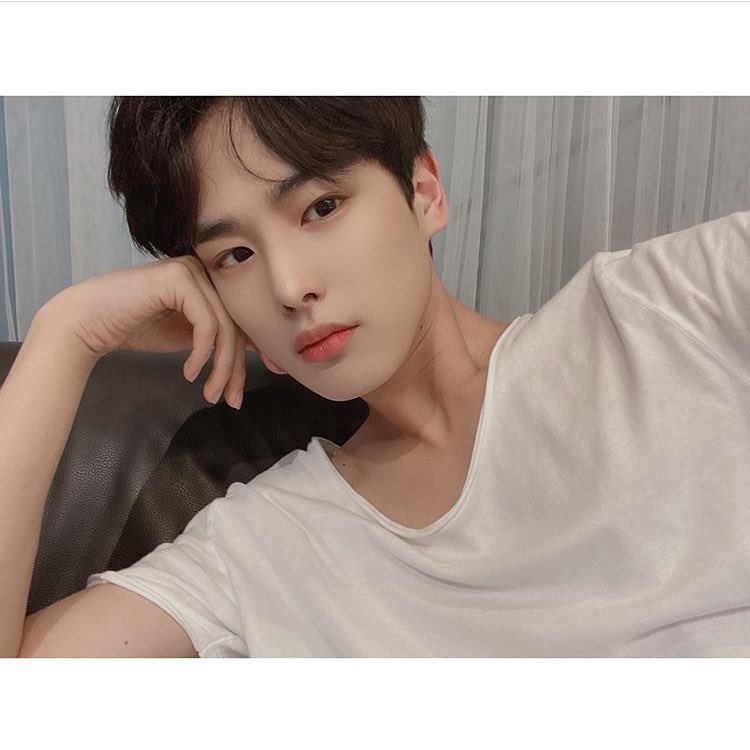 -byungchan selcas; a long but very necessary thread♡