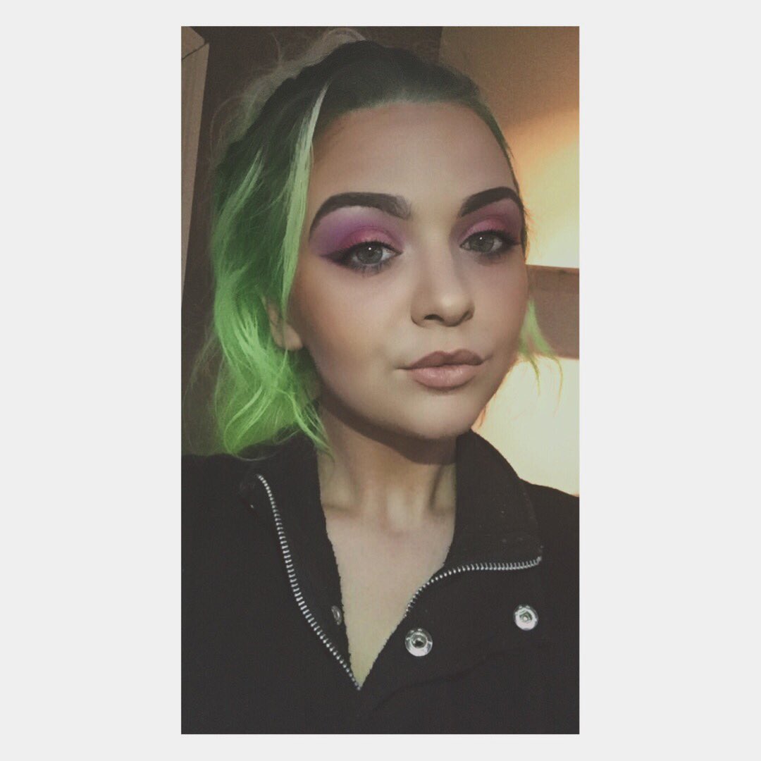 Ne3lie_'s tweet photo. ☘️🍭Pink Purple and Green are just 😍 #playingwithmakeup #greenhair #wingedmakeuplook #neongreenhair https://t.co/SjGSqBfXYX