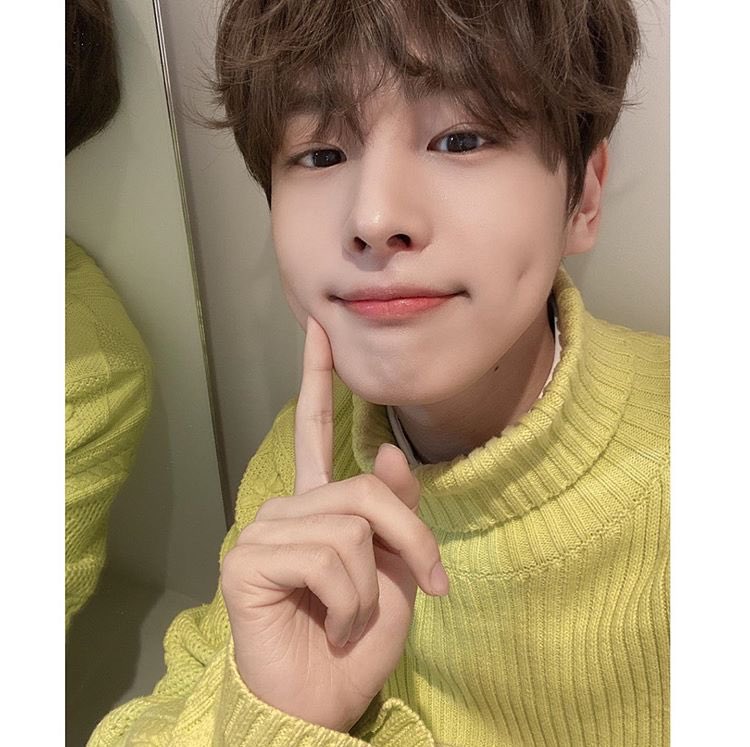 -byungchan selcas; a long but very necessary thread♡