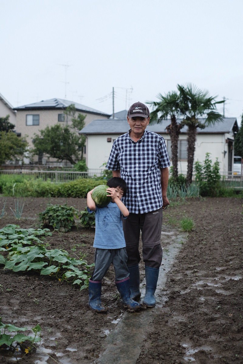 tamavo_gu's tweet photo. Watermelon , 2020
#blockfamily
最近撮れたいい写真。
年齢差:65
身長差:65
#ポートレート #アートワーク #作品撮り #家族写真 #撮影依頼受付中 #おじいちゃん #孫 #畑 #スイカ #被写体募集 #ポートレイト #写真家 #portrait #familyphotography #artphotography #artwork #fashionphotography https://t.co/a3silOPGM3